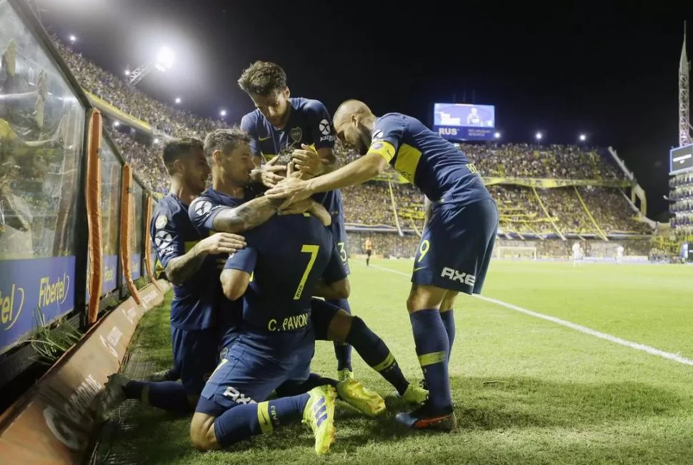 FESTEJO. Todos abrazan a Zárate, el autor del gol que le dio la victoria a Boca. prensa cabj
