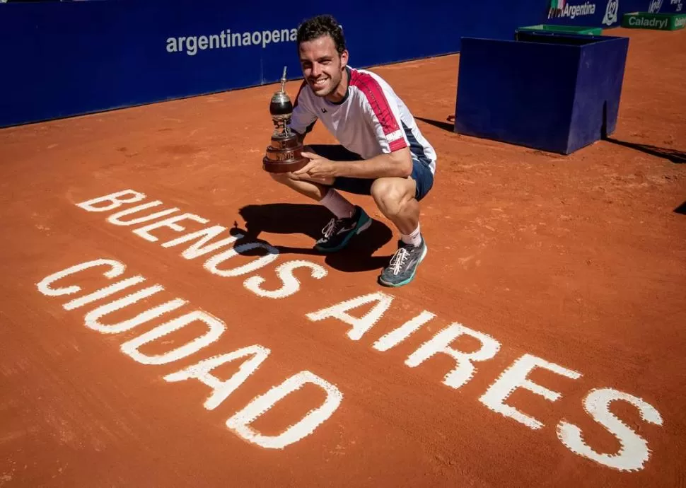 MATE EN MANO. El italiano Cecchinato posa sonriente en el centro de la cancha con el clásico trofeo que otorga el Abierto ATP 250, que se jugó en Buenos Aires. Embolsó, además, U$S 466.000. telam