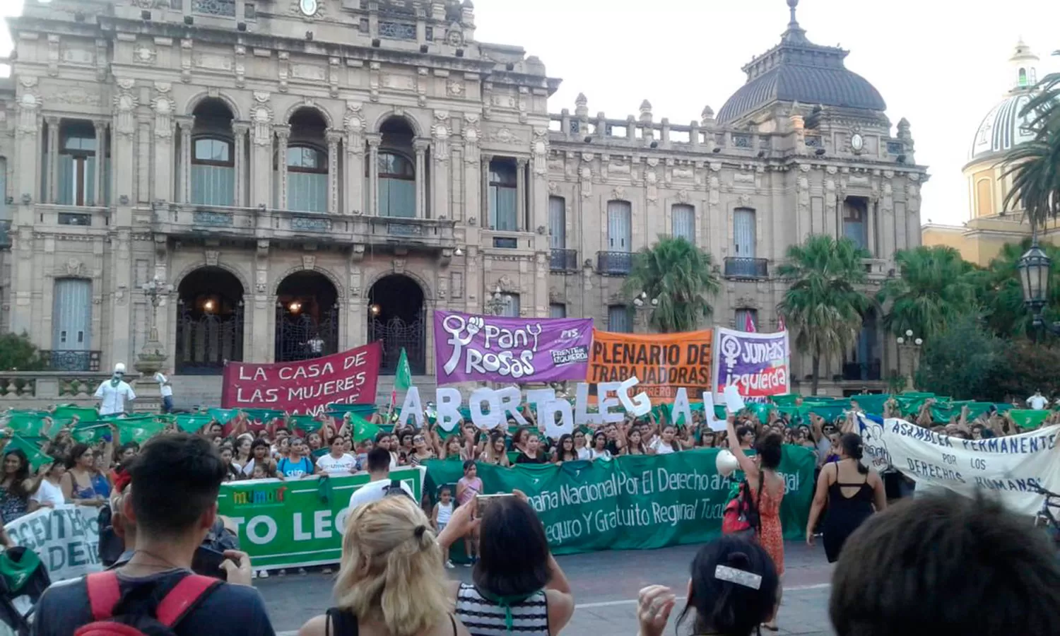PAÑUELAZO. En Tucumán se movilizaron en favor del aborto legal.