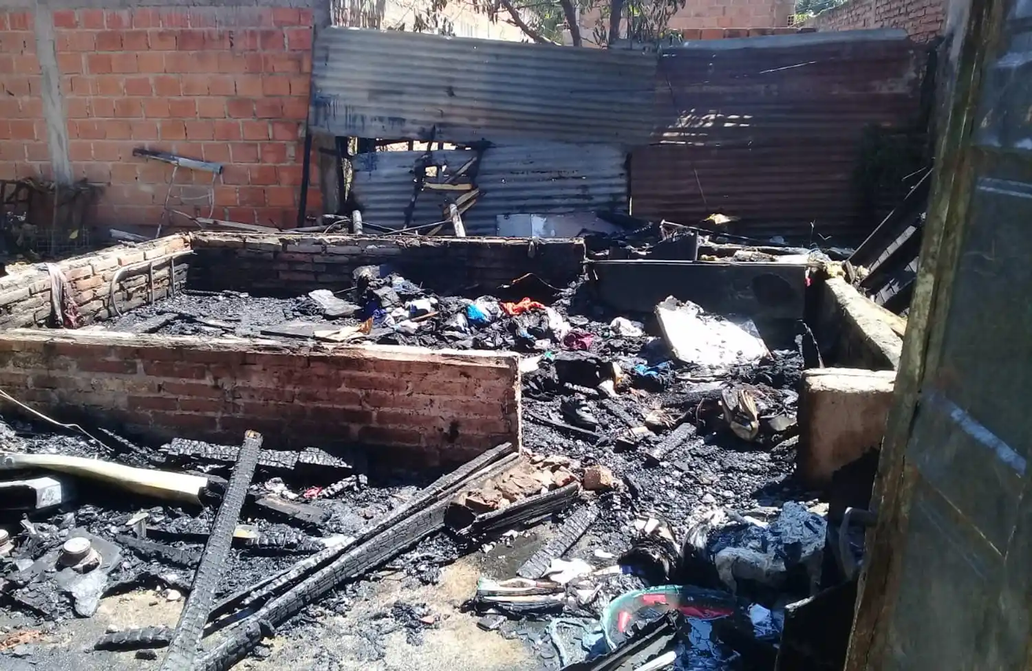 INCENDIO. Por un corto circuito perdieron su casa, en el barrio Elena White.