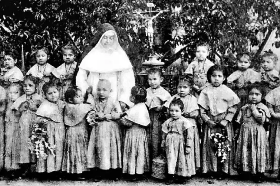 JUNTO A LOS HUÉRFANOS. Elmina Paz Gallo rodeada de los niños que eran asistidos por su comunidad. 
