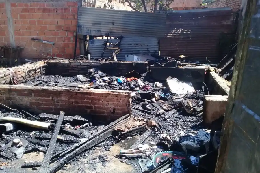 INCENDIO. Por un corto circuito perdieron su casa, en el barrio Elena White.