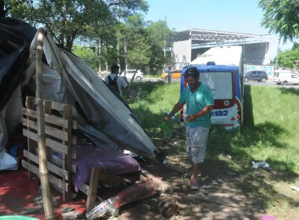 TEMOR. Brian Brandán espera por el diagnóstico de su hija en el hospital. 