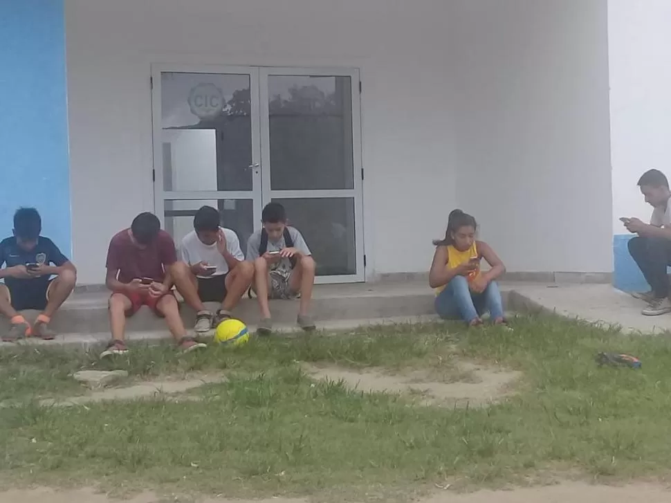 EN LA WEB. Los jóvenes se reúnen frente al Centro Integral Comunitario. gentileza comuna de rumipunco 