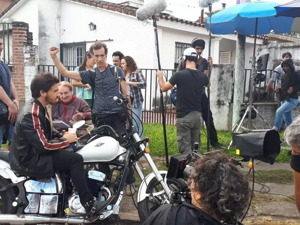 “RUMBO AL MAR”. Un momento del rodaje, en Tucumán, de la película dirigida por Federico Bal. twitter PattyBalista