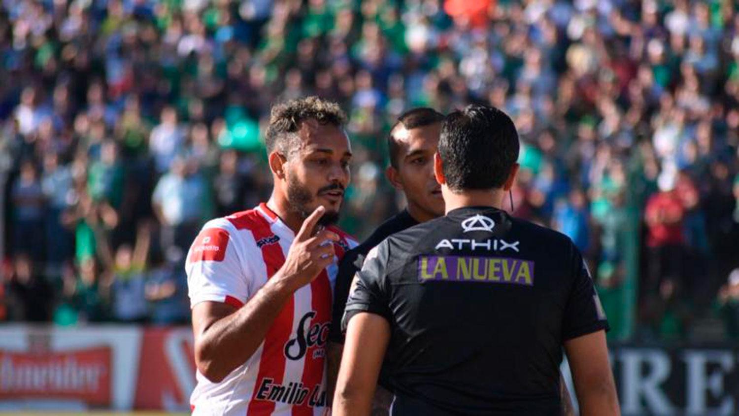 PROTESTA. Los jugadores de San Martín le reclamaron a Delfino luego de sancionar un polémico penal para Sarmiento.