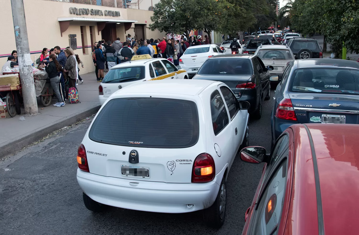 CAOS. Autos estacionados en doble fila frente a un colegio tucumano. la gaceta / foto de diego aráoz
