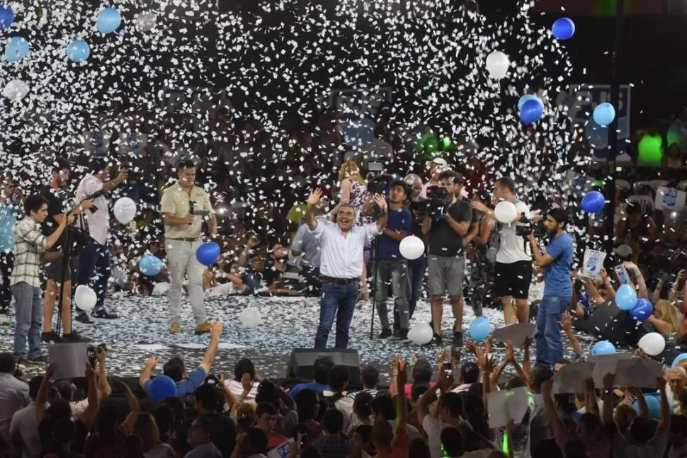 COMO UN CANTANTE. El PJS montó un escenario de 360 grados en Central Córdoba, y acompañó la puesta en escena con globos y papel picado. la gaceta / fotos de diego aráoz