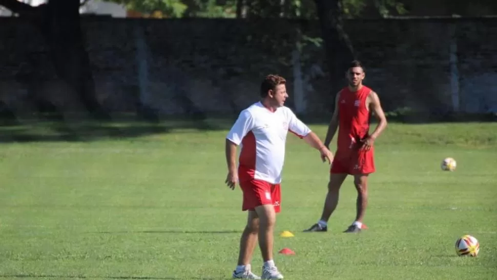 QUIERE IMPRIMIRLE SU IDEA AL EQUIPO. Floreal García trabaja para recuperar anímicamente al plantel y para que el domingo, en cancha de River, San Martín pueda dar el primer paso en su lucha por zafar. prensa c.a.s.m.