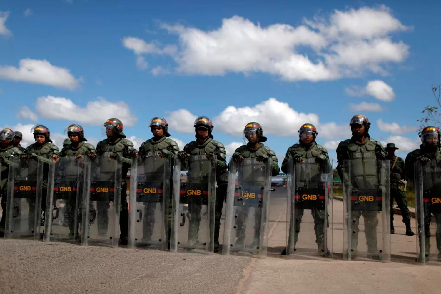 La Guardia Nacional Bolivariana bloquea este viernes la carretera fronteriza entre Venezuela y Brasil