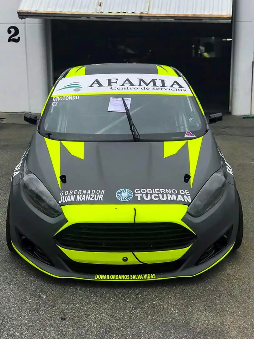 MULTICOLOR. El Ford Fiesta que manejará Juan Pablo Rotondo tendrá el N°141.