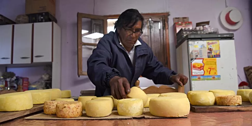 EN CASA. Don Casimiro prepara los quesos que vende en su puesto. la gaceta / fotos de juan pablo sánchez noli