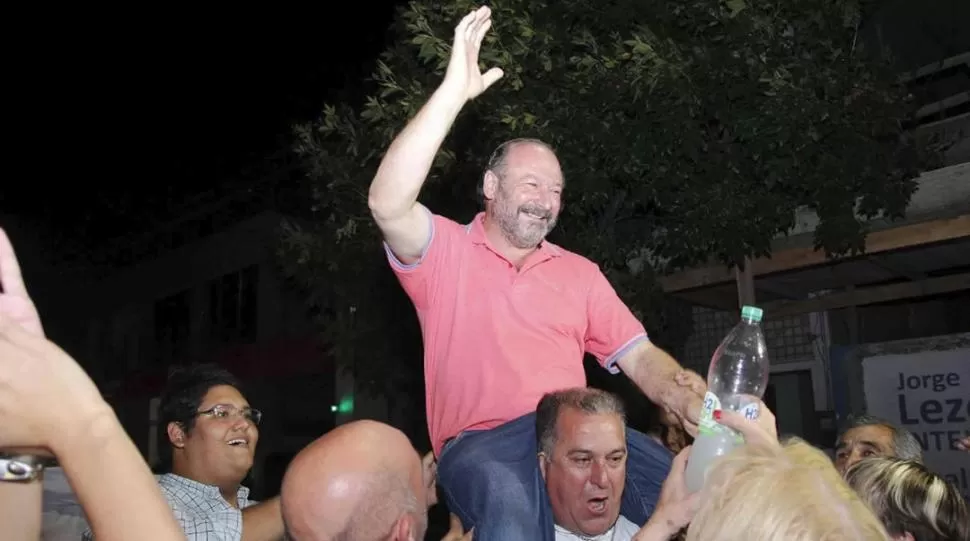 FESTEJO EN ANDAS. El candidato radical Daniel Kroneberger celebra el domingo, luego del recuento de votos en las elecciones primarias de La Pampa. telam 