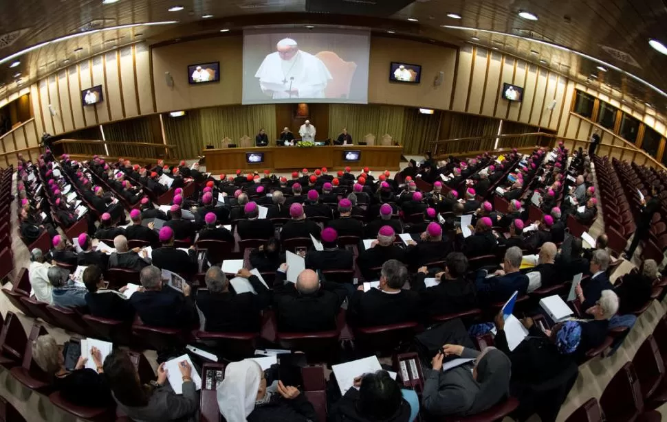 REUNIDOS. Membros de la jerarquía de la Iglesia deliberan en el Vaticano. reuters