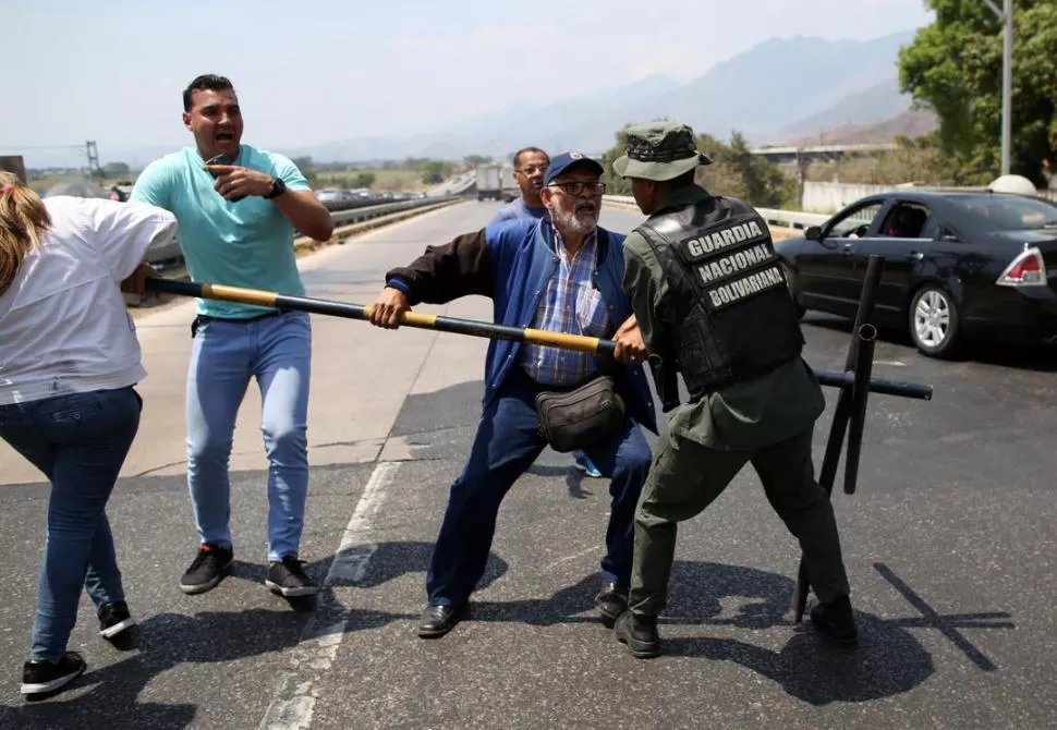 CARA A CARA. Legisladores venezolanos se enfrentan con la policía. reuters