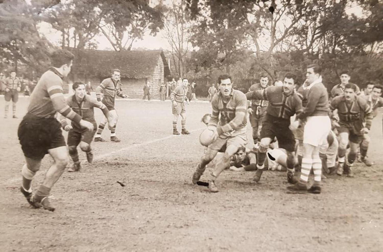 ÉXITO. Claudio “Caballo” Diambra contra Tucumán Rugby en 1954. Ese año, los “Purpurados” consiguieron su primer título, sin derrotas ni tries en contra. FOTOS / LA GACETA (ARCHIVO)