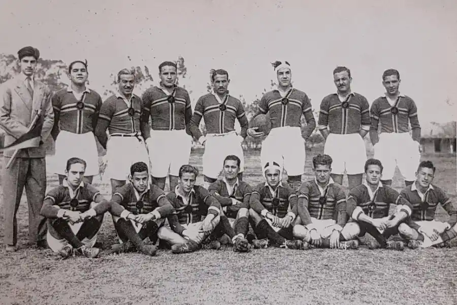 CAMADA FUNDACIONAL. El primer equipo de Cardenales Rugby Club, en 1944. FOTO / PRENSA UAR