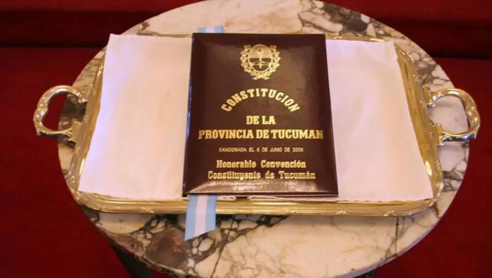 EN BANDEJA. La Constitución tucumana, entregada el 6 de junio de 2006. la gaceta / (archivo) 