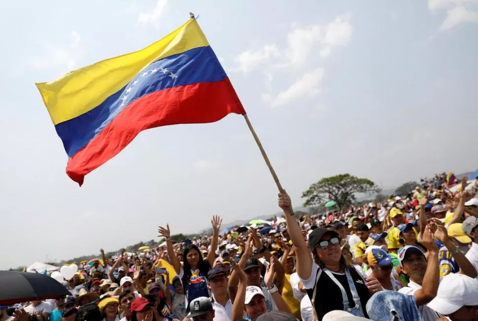 PUENTE. Miles de personas asistieron al recital Venezuela Live Aid, cerca del puente internacional Tienditas.  reuters 