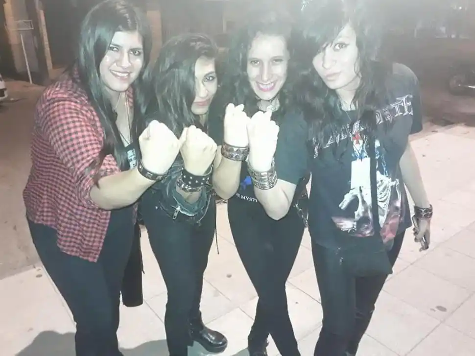 DEMOLEDORA. No es sólo un nombre, las chicas quieren pasar por encima de todo con la energía rockera. prensa demoledora