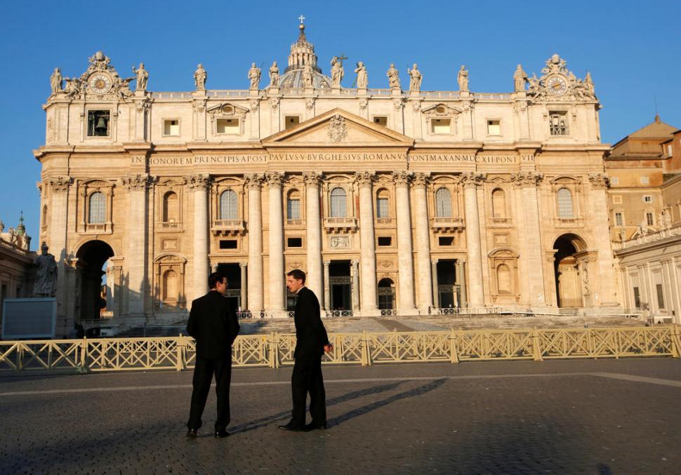 CENTRO DEL DEBATE. Dos hombres dialogan frente a la Basílica de San Pedro