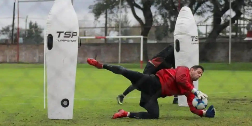 SOLITARIOS. Los arqueros suelen ser los jugadores más veteranos de cada plantel, ya que se necesita experiencia. Jorge Carranza (San Martín) tiene 37 años. clubatleticosanmartin.com 