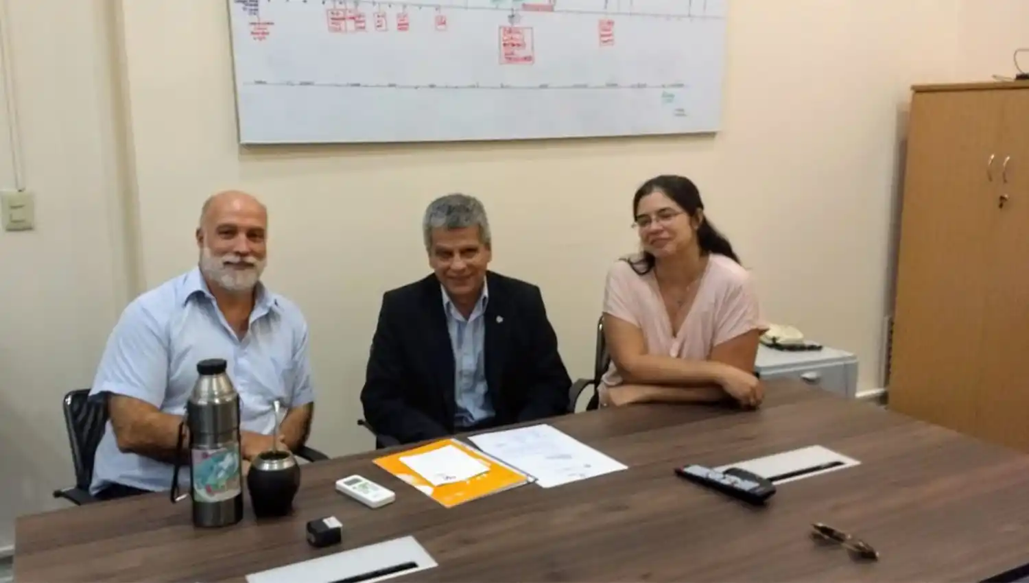 El coordinador de Relaciones Internacionales de Banda del Río Salí, Rodolfo Di Pinto (al centro), junto con el coordinador de Mercociudades, Jorge Rodríguez, y de Relaciones Internacionales, Cristina Pacheco.