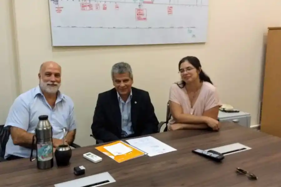 El coordinador de Relaciones Internacionales de Banda del Río Salí, Rodolfo Di Pinto (al centro), junto con el coordinador de Mercociudades, Jorge Rodríguez, y de Relaciones Internacionales, Cristina Pacheco.