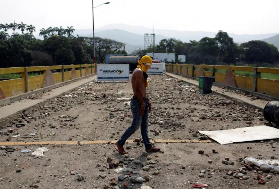 SECUELAS. Así quedó el puente internacional Simón Bolívar después de los enfrentamientos entre las fuerzas venezolanas y los antichavistas.  reuters