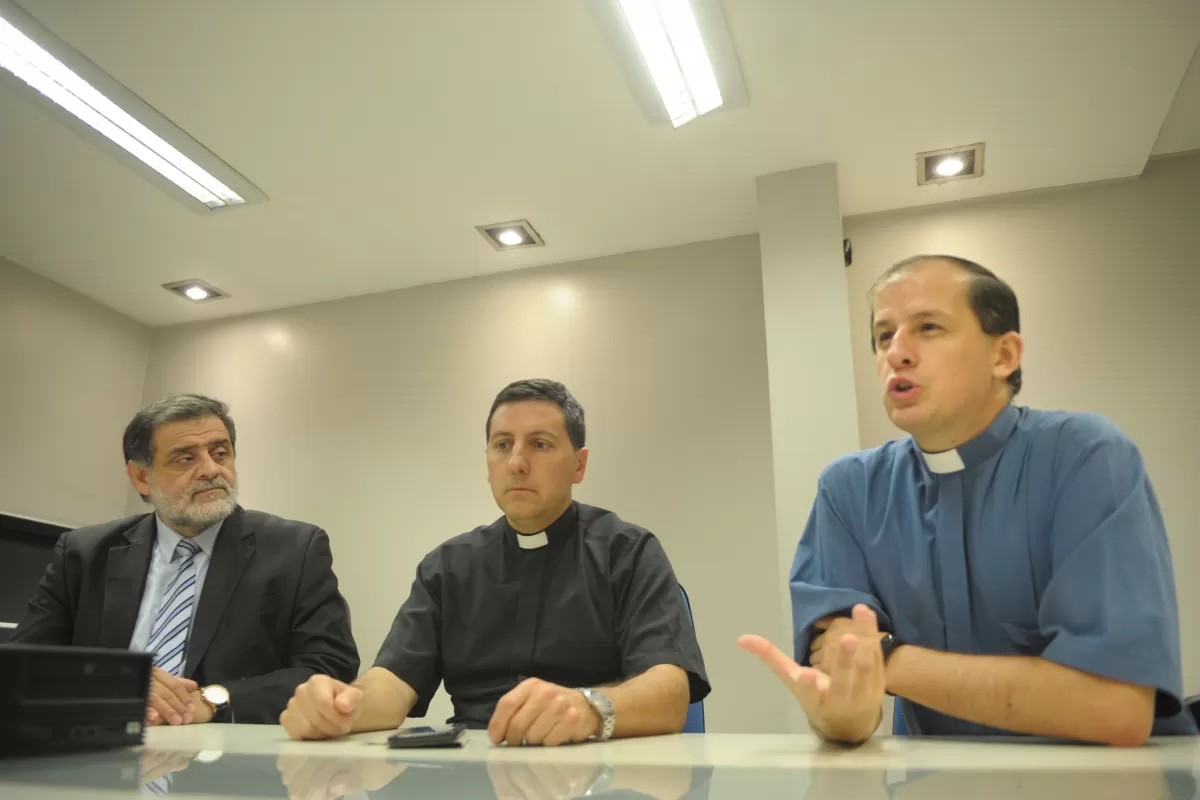 REPRESENTANTES. Desde la izquierda, Daniel Nacusse y los sacerdotes Amado Tonello y Fernando Giardina.