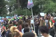 Grupos a favor y en contra del aborto legal se encontraron frente a Casa de Gobierno