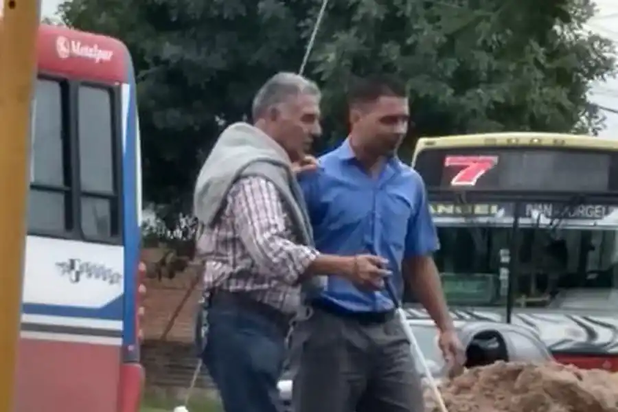 El chofer se bajó del colectivo y ayudó a un ciego a cruzar la calle