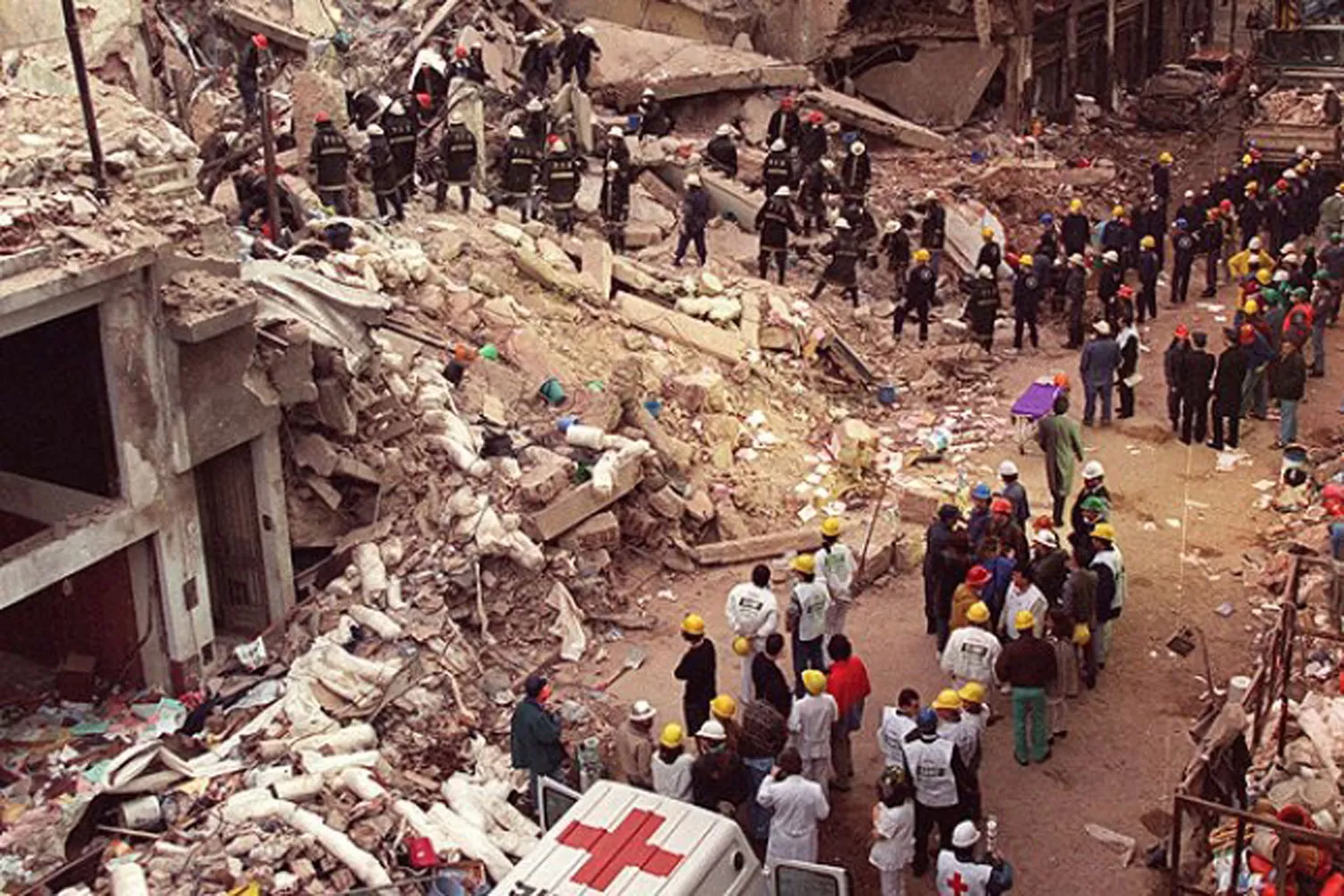 El atentado a la AMIA ocurrió el 18 de julio de 1994. Muerieron 85 personas y 151 resultaron heridas.