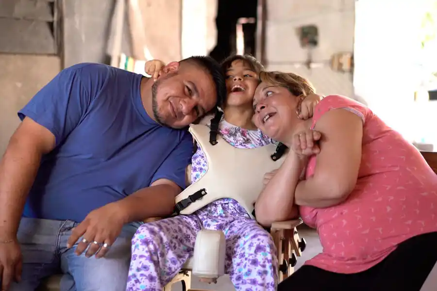 Mili cambió su vida gracias a la silla postural fabricada por estudiantes