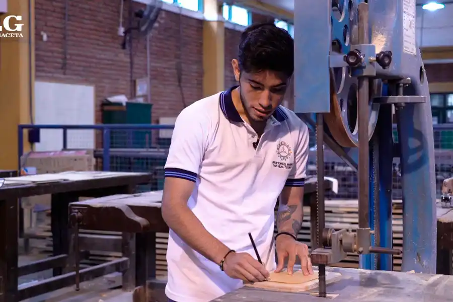 Mili cambió su vida gracias a la silla postural fabricada por estudiantes