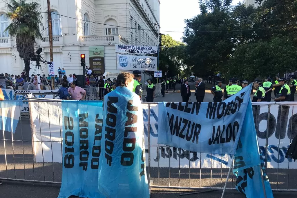 Militantes del oficialismo copan la plaza Urquiza en apoyo a la fórmula Manzur-Jaldo