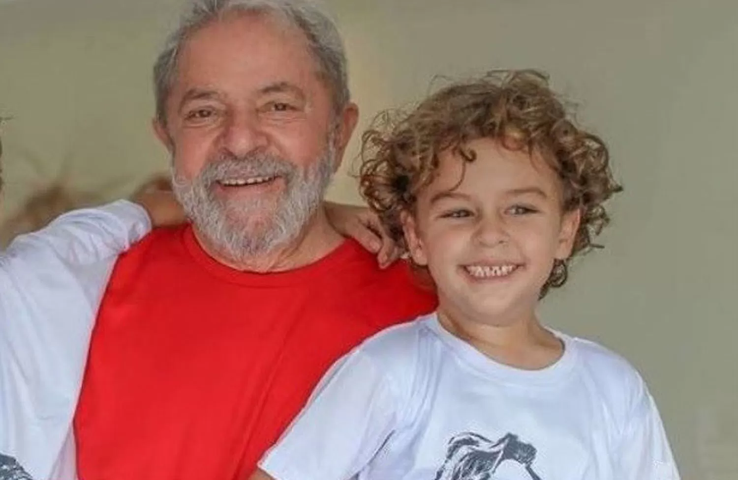 El ex presidente brasileño Lula Da Silva, junto a su nieto recientemente fallecido.