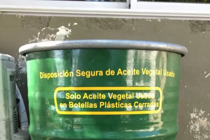 ACOPIO. Los aceites vegetales usados son depositados en recipientes. Luego, son trasladados para su filtración.