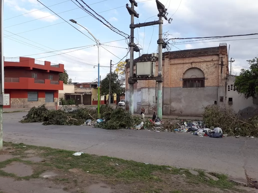 Arrojan basura en pleno barrio El Bosque y amenazan a vecinos