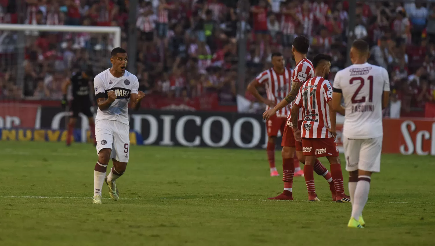 Sand grita el gol y los jugadores de San Martín se lamentan. LA GACETA/FOTO DE DIEGO ARÁOZ