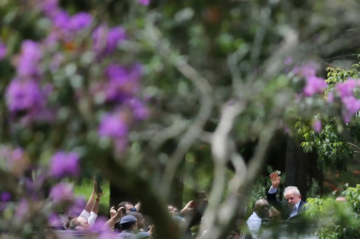 El ex presidente saludó desde lejos a los militantes de su partido.