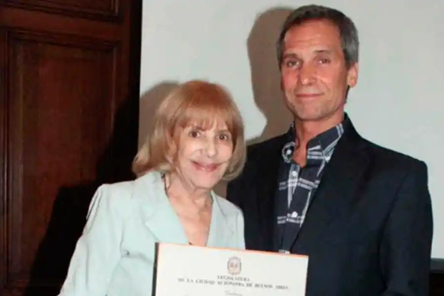 BEATRIZ TAIBO. Con su hijo Raúl Taibo.