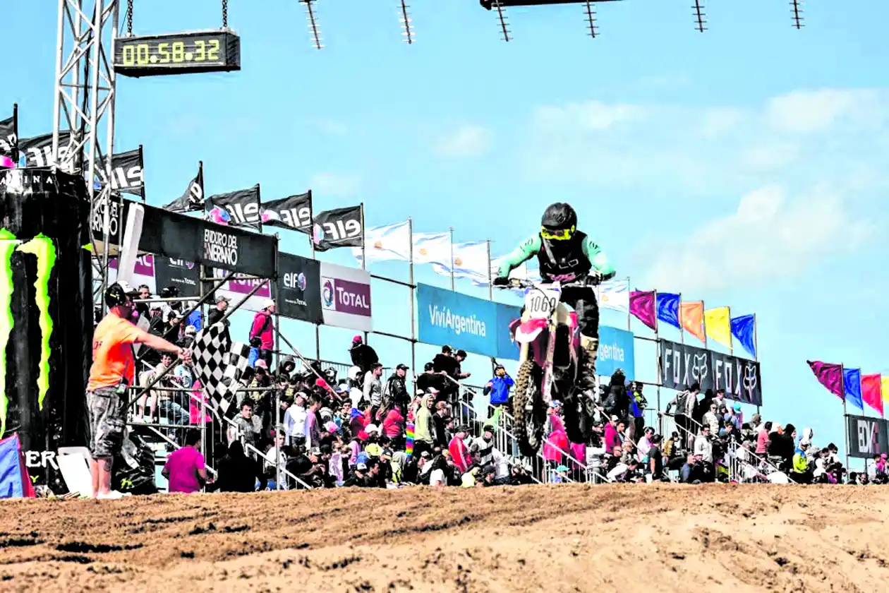 EN LA META. El piloto tucumano llega 1°, al mando de su Honda CRF 450cc.