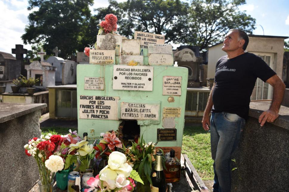 FLORES Y BEBIDAS. Quico posa al lado de la tumba de “La Brasilerita”, una difunta a la que muchos tucumanos le dejan agradecimientos. la gaceta / fotos de Inés Quinteros Orio 