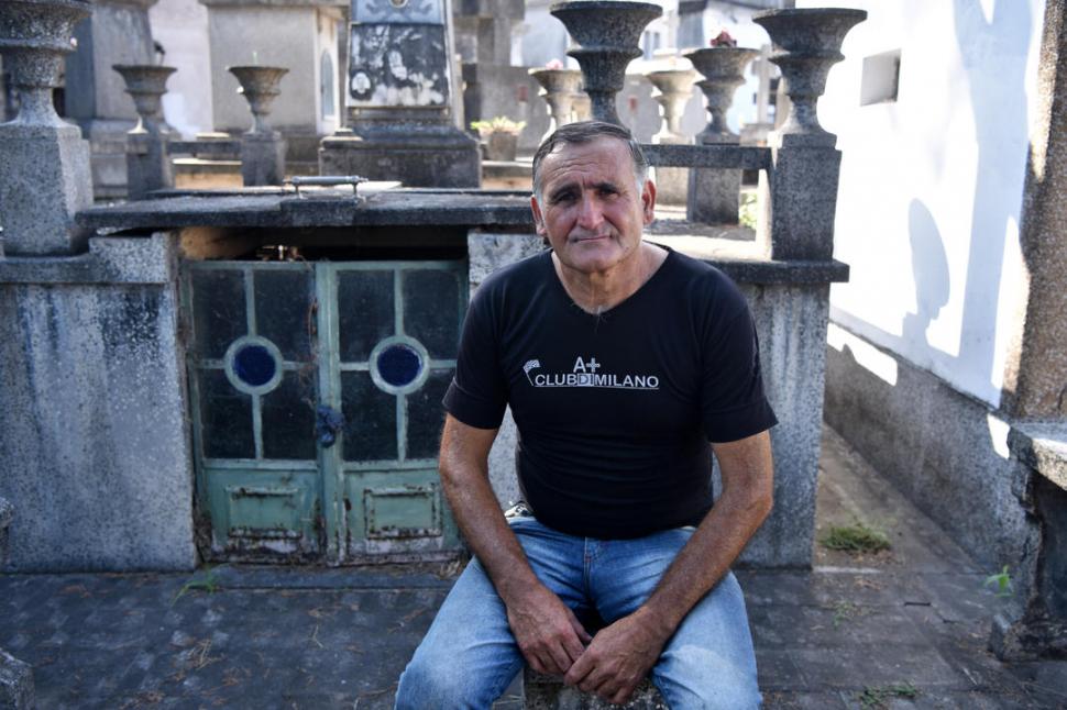 EN UNA PAUSA. Ricardo Argañaraz conoce todos los vericuetos que hay entre los mausoleos del Cementerio del Norte, donde lleva más de tres décadas como “changarín”. 