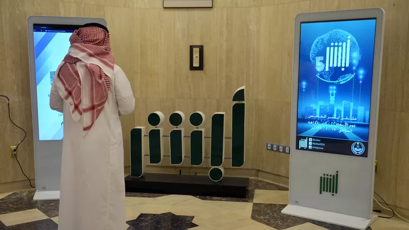 EN EL MINISTERIO DEL INTERIOR DE ARABIA SAUDITA. Un empleado frente al logo de la aplicación Absher.