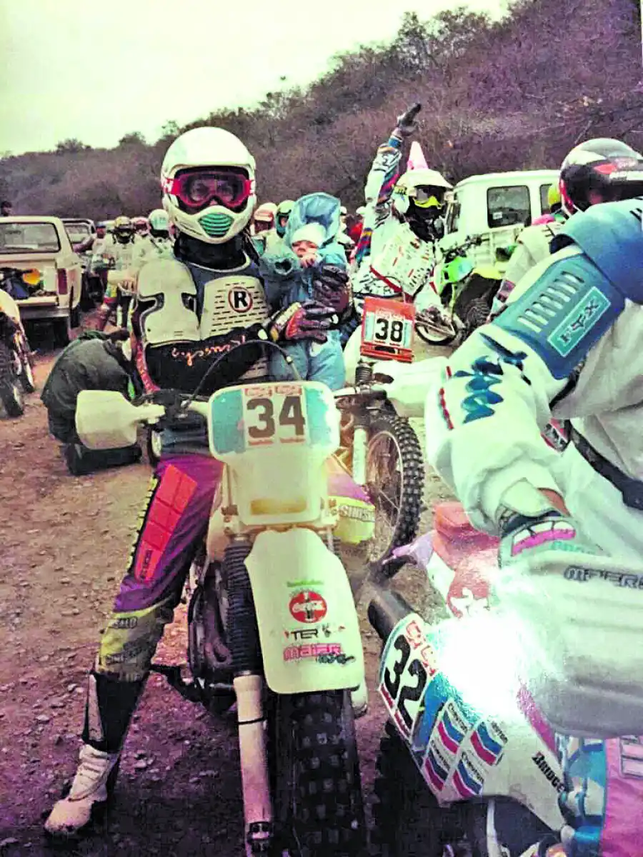 DOS MOMENTOS. Roberto (de meses) en los brazos del papá que le dio la vida, en una largada de competencia. Abajo con Jorge, el papá que mantuvo en alto sus pasiones, convicciones y sueños.