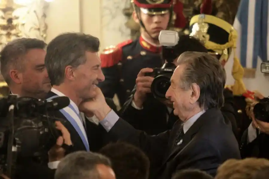 JUNTO A SU HIJO. Afectuoso saludo durante la ceremonia en la Casa Rosada.
