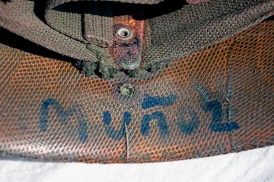 Emocionante: un soldado argentino recuperó el casco que salvó su vida en Malvinas