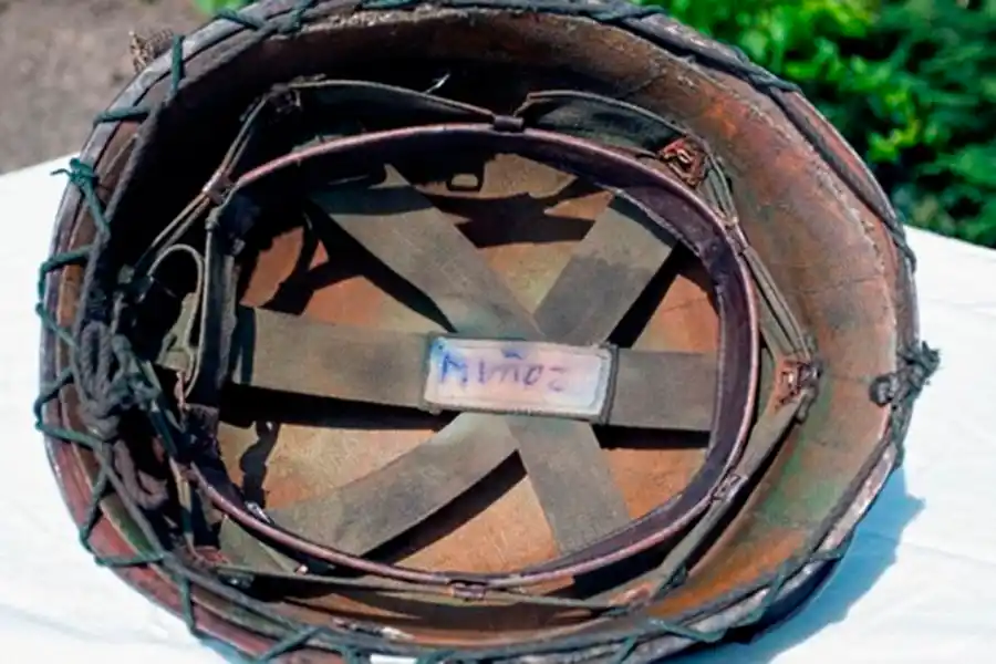 Emocionante: un soldado argentino recuperó el casco que salvó su vida en Malvinas